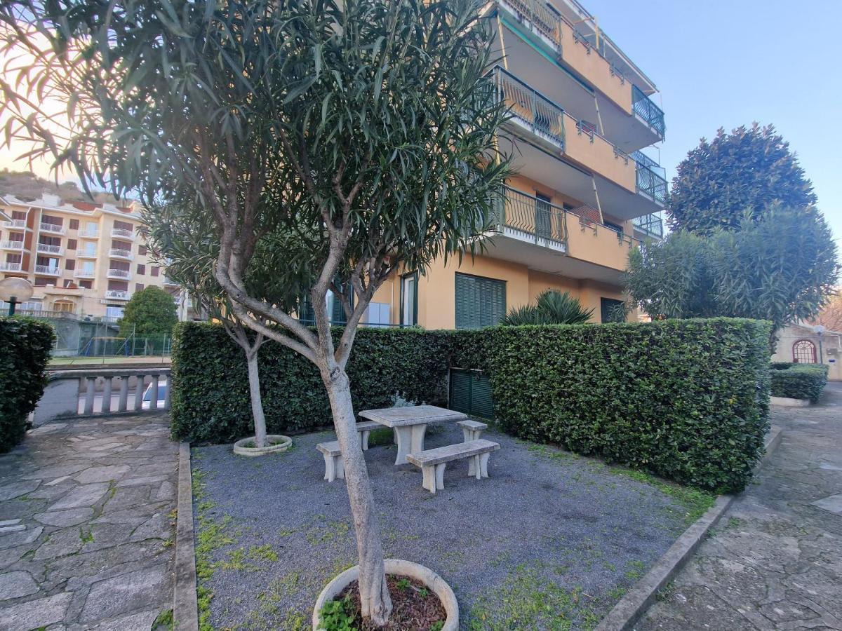 650 Metri Dal Mare - Wifi - Terrazzo - Piscina - A/C Apartment Pietra Ligure Exterior photo