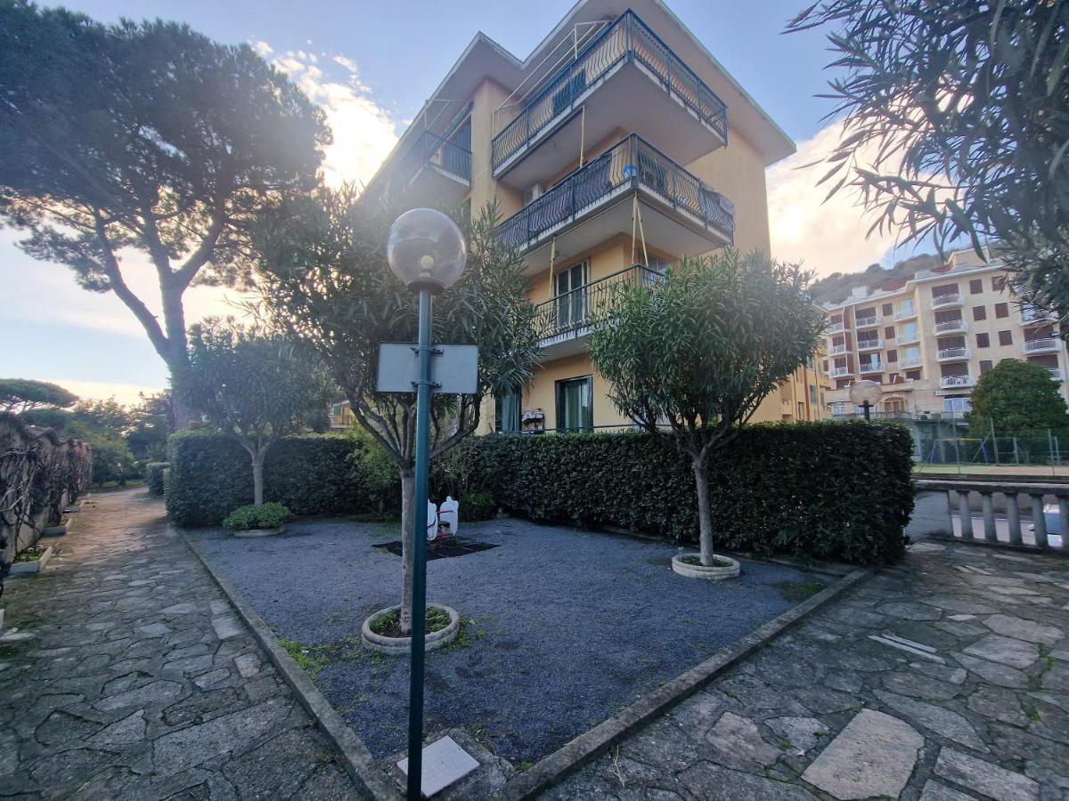650 Metri Dal Mare - Wifi - Terrazzo - Piscina - A/C Apartment Pietra Ligure Exterior photo